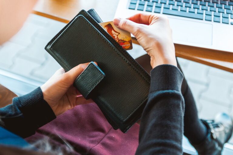 Jak wybrać odpowiednie konto oszczędnościowe dla dziecka?
