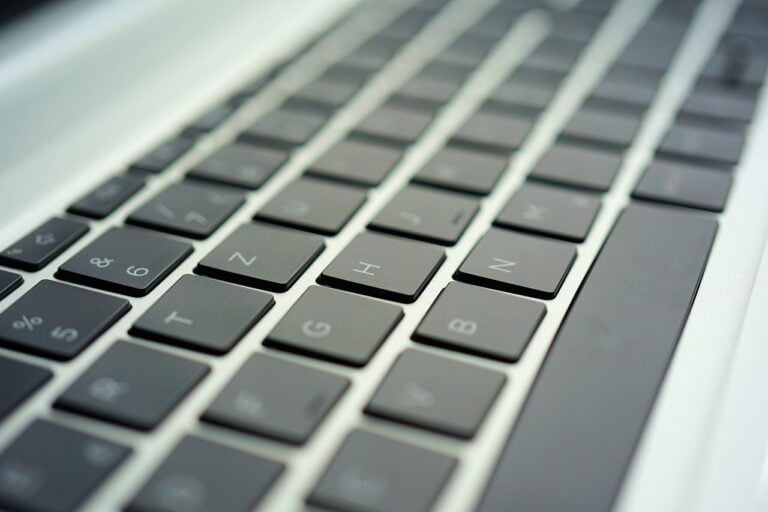 Współczesne rytuały technologiczne – co robimy automatycznie każdego dnia