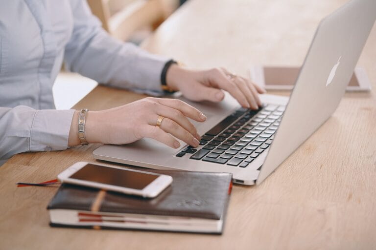 Rola AI w cyberbezpieczeństwie firm – wykrywanie i zapobieganie zagrożeniom