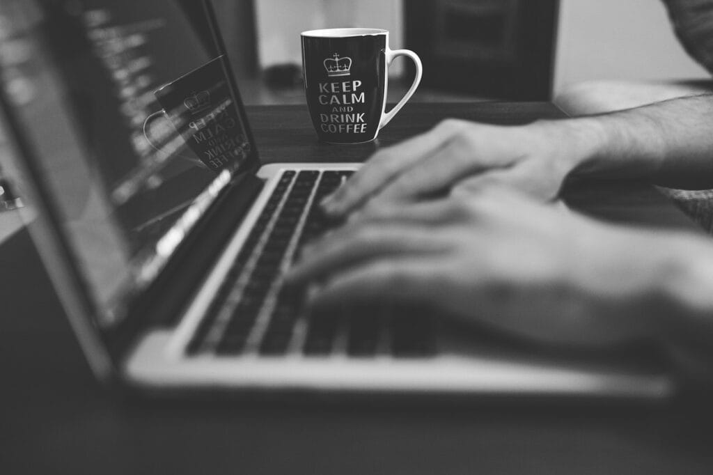 Czy praca zdalna jest bardziej opłacalna niż stacjonarna? Analiza kosztów