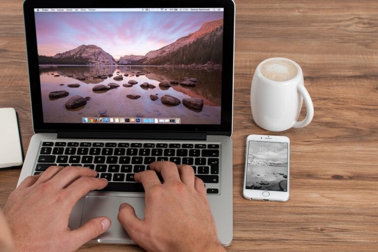 5 Akcesoriów, Które Ułatwią Pracę na Home Office