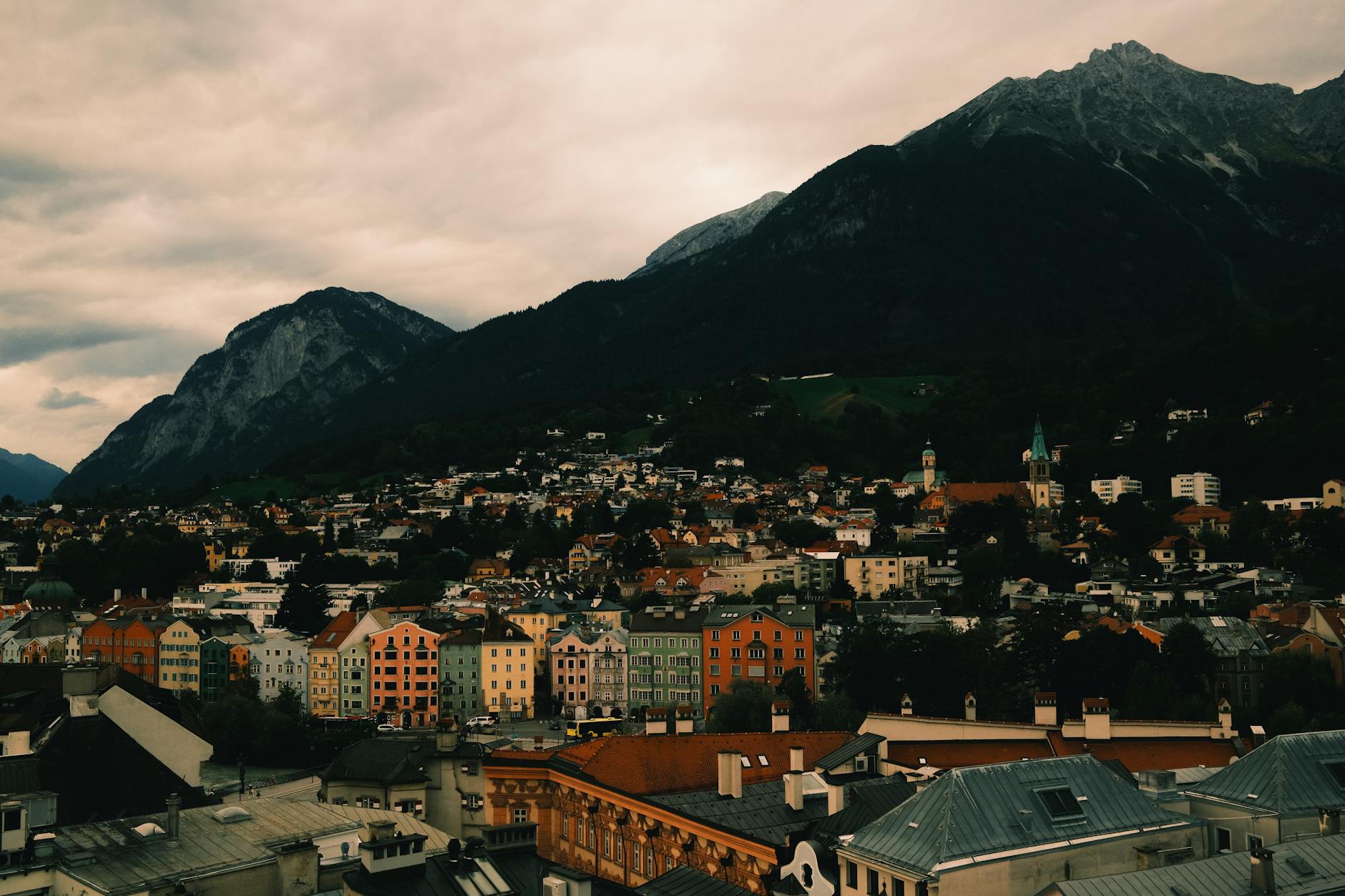 Panorama Innsbrucka z kolorową zabudową na tle alpejskich szczytów