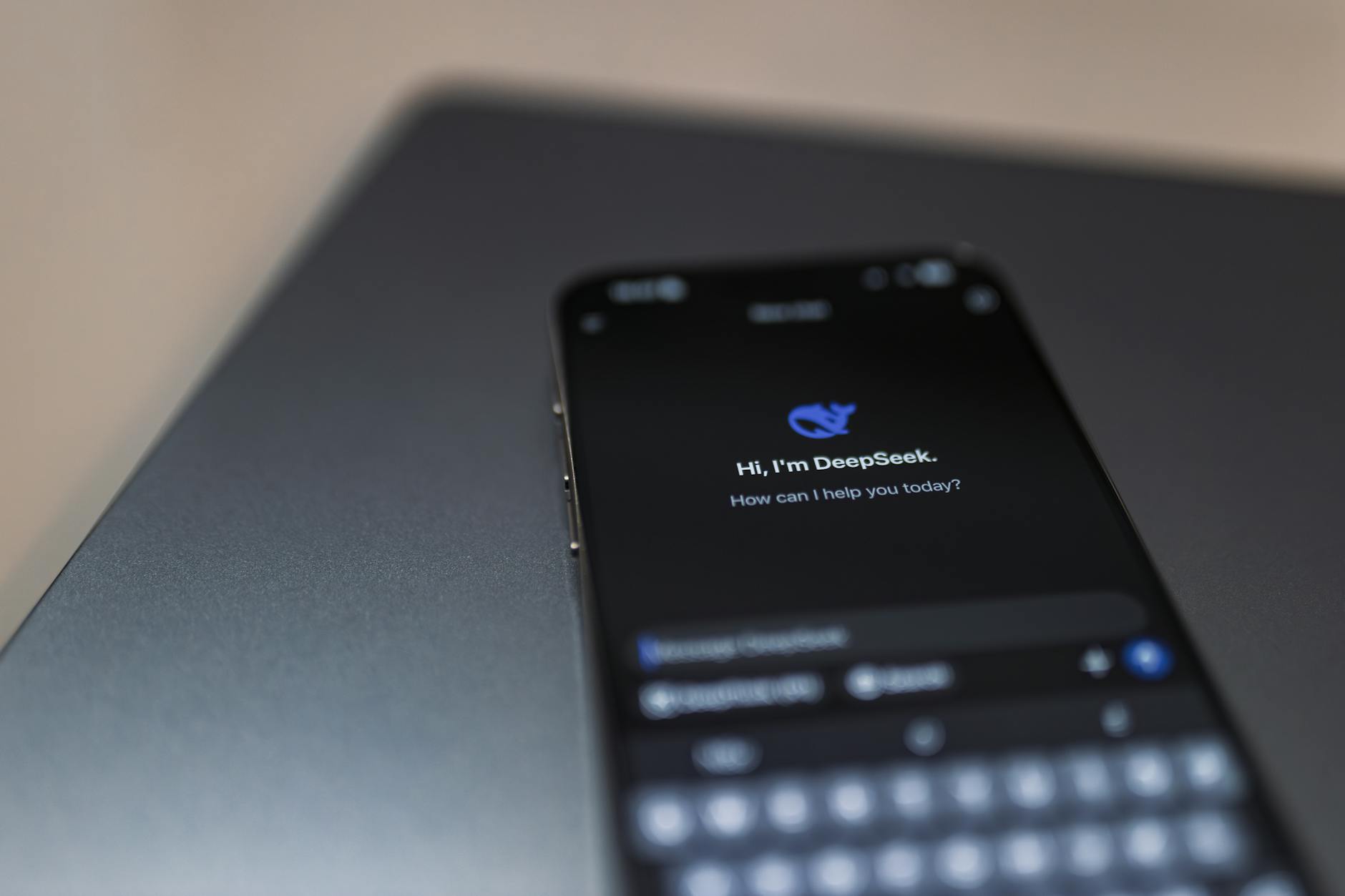 Smartfon z interfejsem czatu AI DeepSeek używany do obsługi social mediów