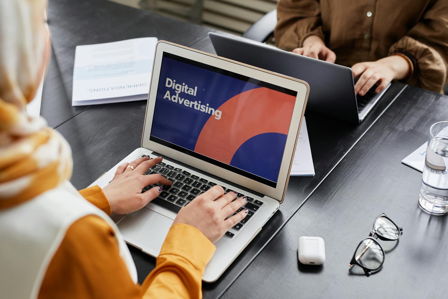 Specjaliści analizują kampanię reklamy internetowej przy laptopach