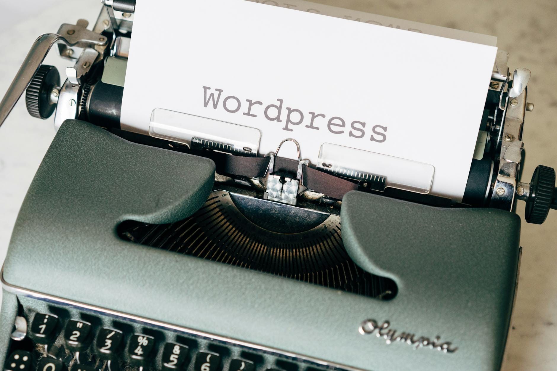 Zbliżenie na starą maszynę do pisania z kartką z napisem WordPress