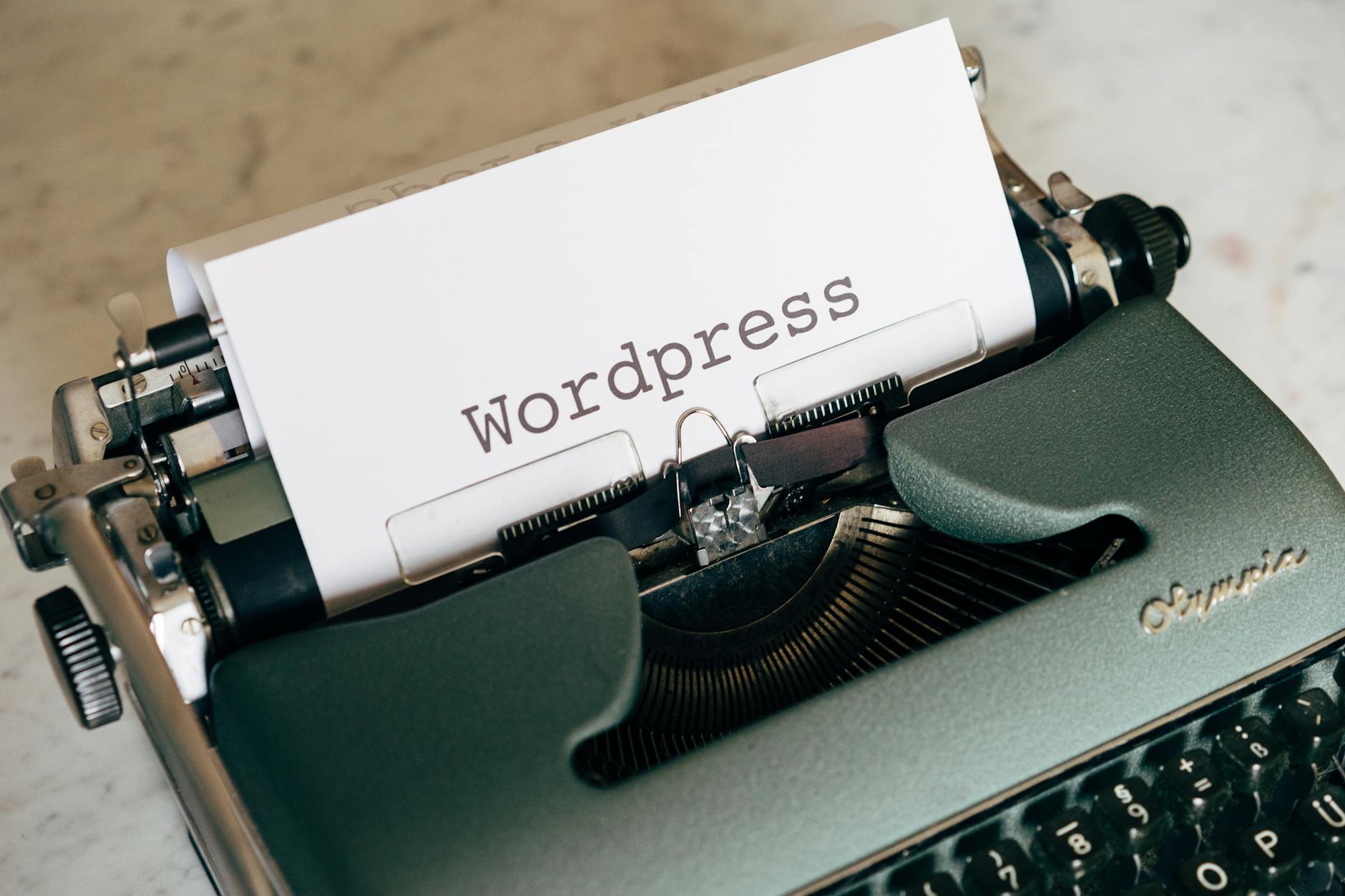 Zbliżenie na starą maszynę do pisania z kartką z napisem WordPress