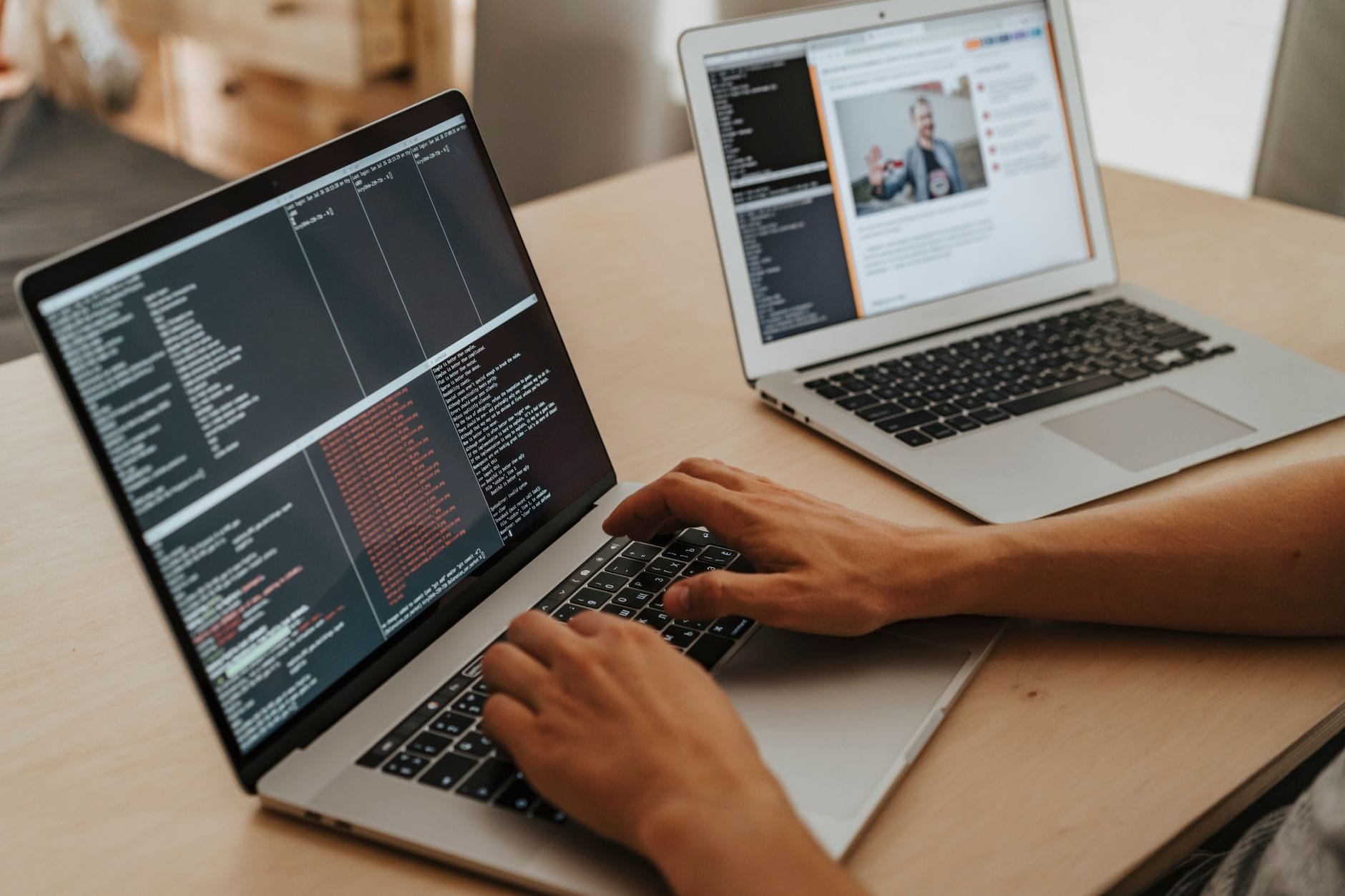 Domena firmowa krok po kroku – od wyboru nazwy po pełną konfigurację DNS Programista przy laptopie podczas pracy nad konfiguracją domeny i DNS