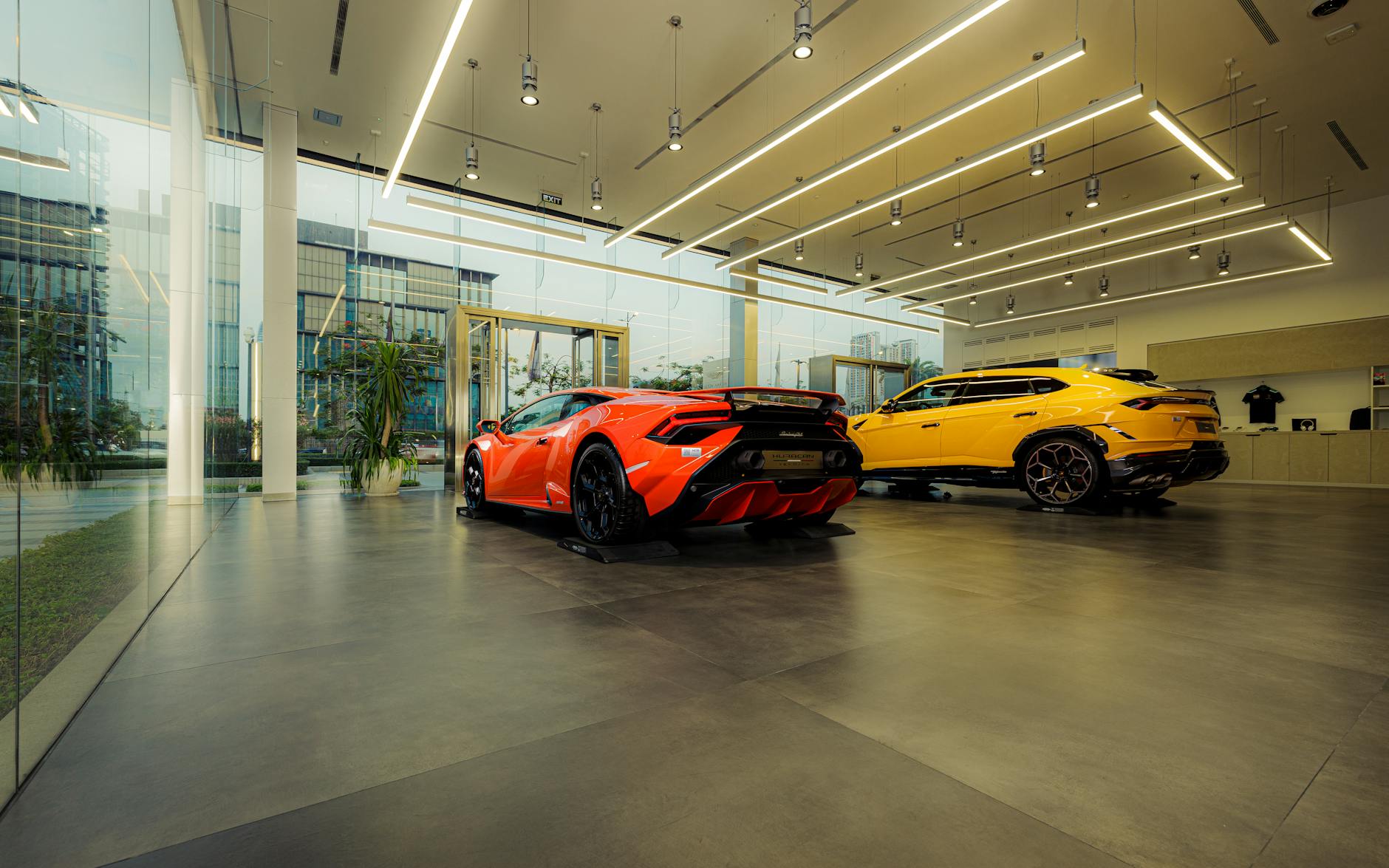 Geely w Polsce: co warto wiedzieć przed zakupem chińskiego samochodu Salon z luksusowymi sportowymi Lamborghini w nowoczesnym wnętrzu showroomu