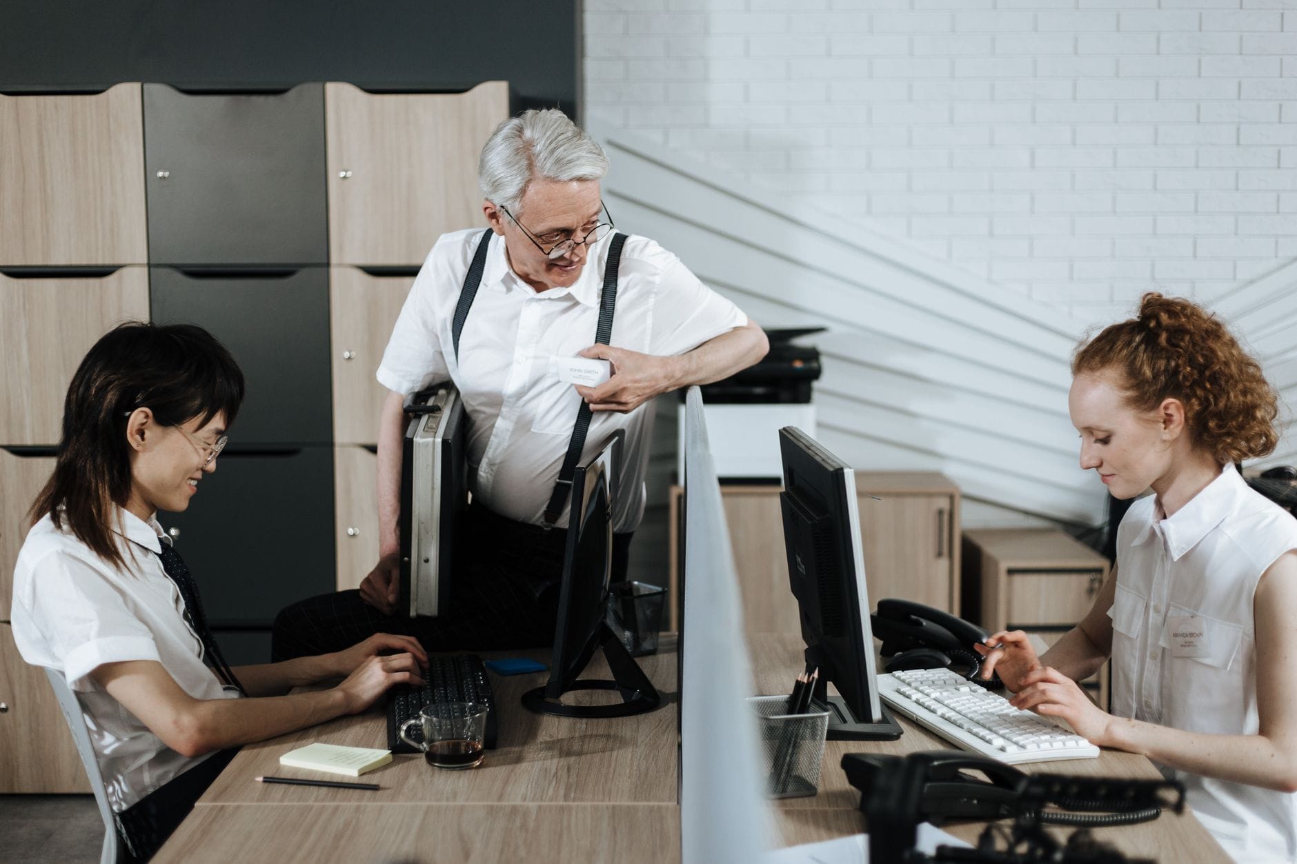 Zespół biurowy omawia automatyzację maili przy biurkach
