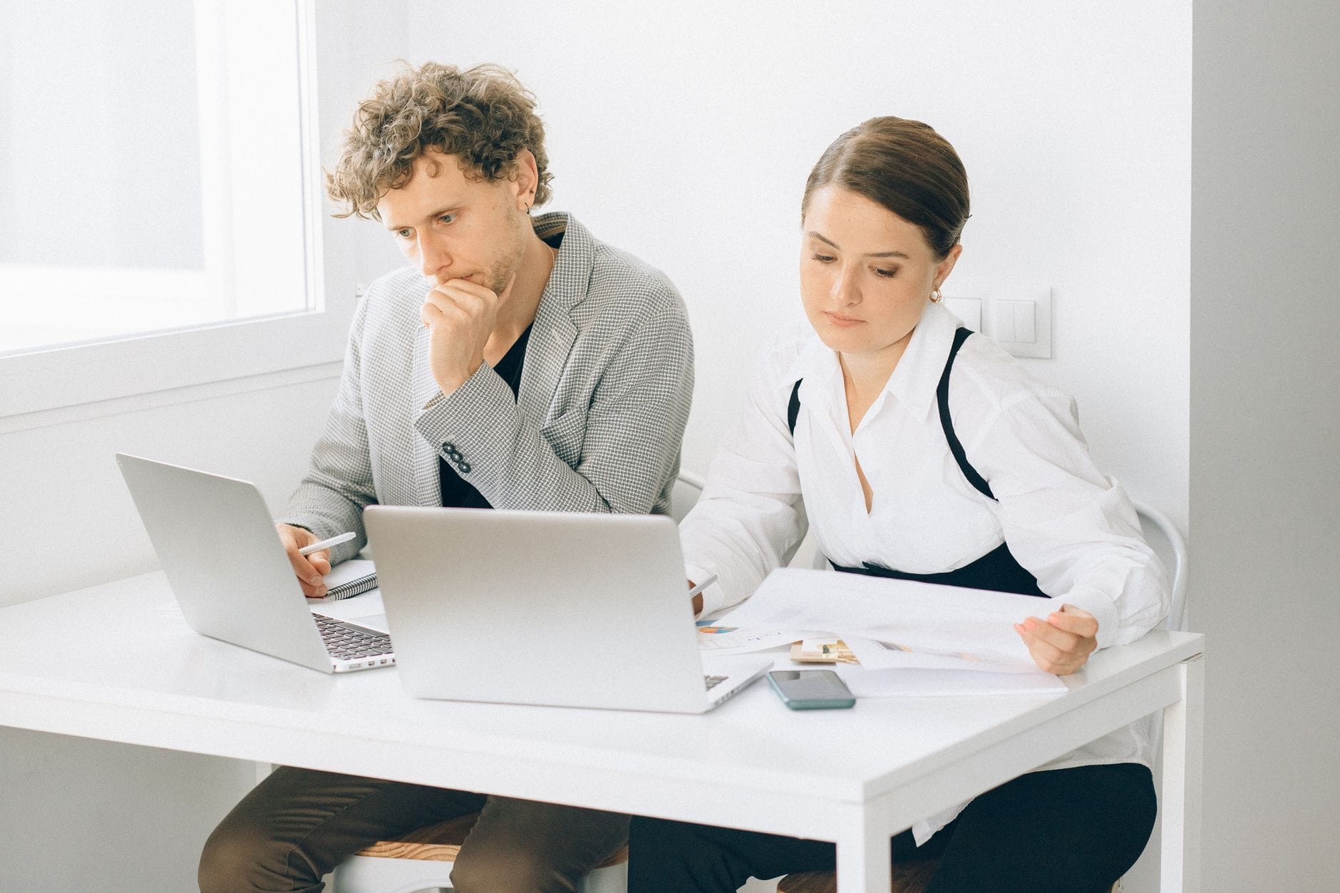 Zespół marketingowy analizuje dane kampanii B2B przy laptopach w biurze