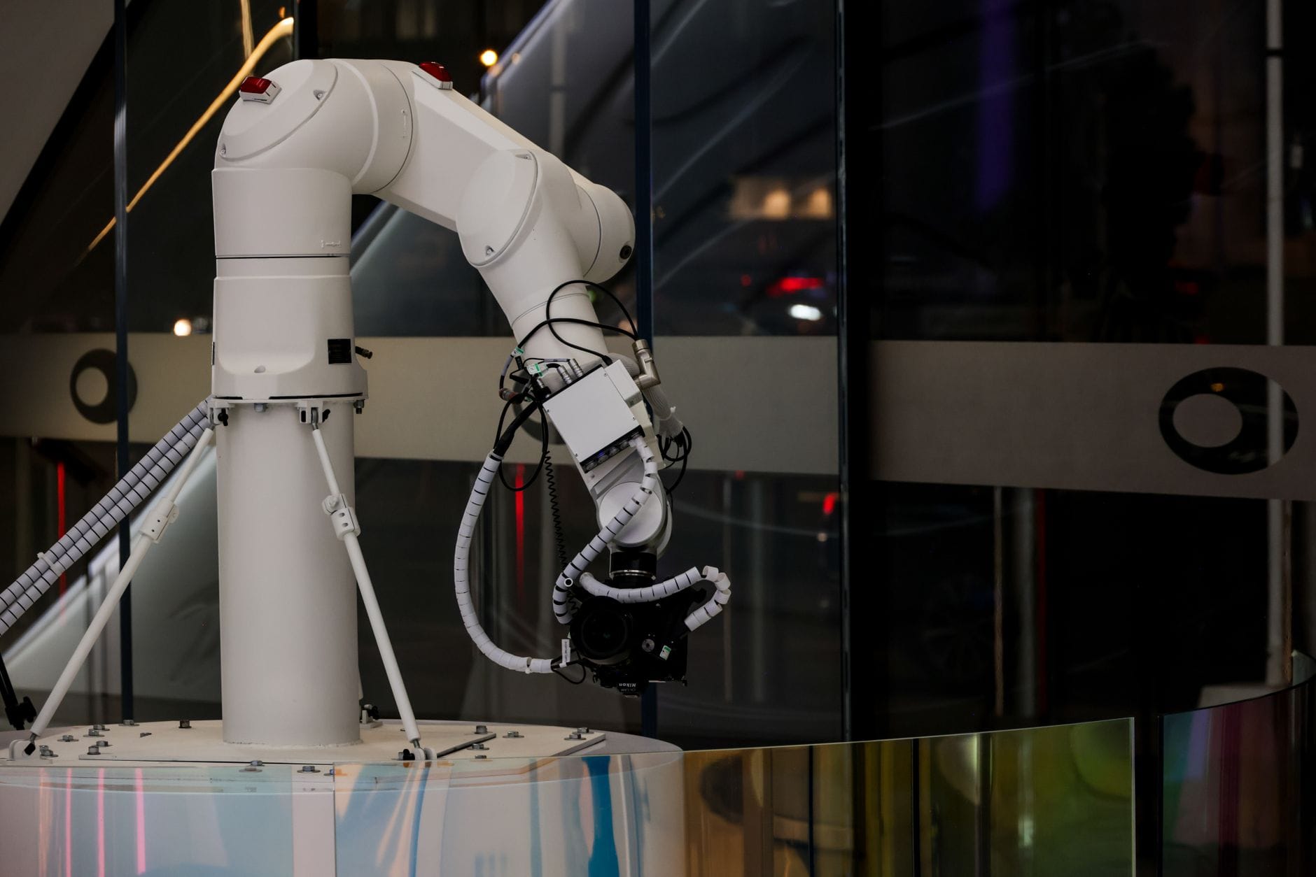 Białe ramię robota przemysłowego pracujące w nowoczesnym wnętrzu