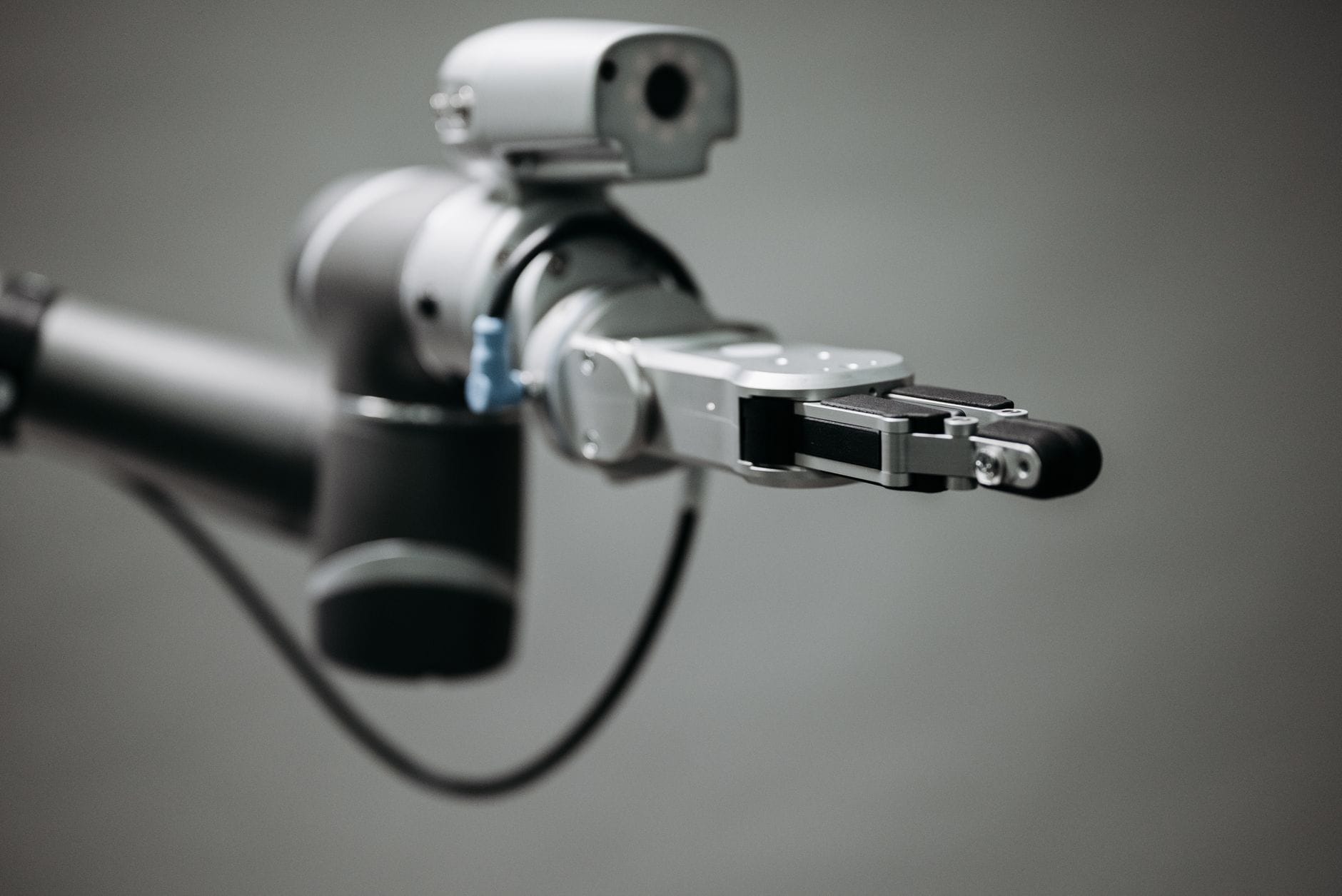Zbliżenie na ramię robota w hali, technologia AI w automatyzacji