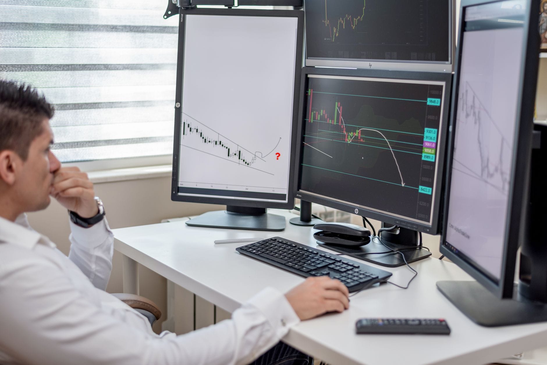 Stacja robocza do analizy danych kluczowe podzespoły dla Excela Power BI i narzędzi BI Specjalista analizuje dane finansowe na kilku monitorach w biurowej stacji roboc