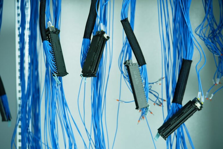 Niebieskie kable Ethernet w centrum danych