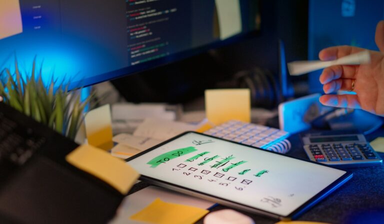 Pamięć masowa NAS do biura: Synology czy QNAP – porównanie modeli do backupu i pracy grupowej